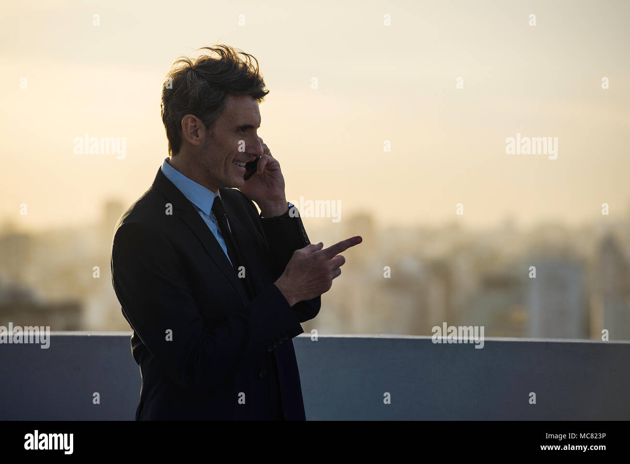 Man talking on mobile phone Banque D'Images