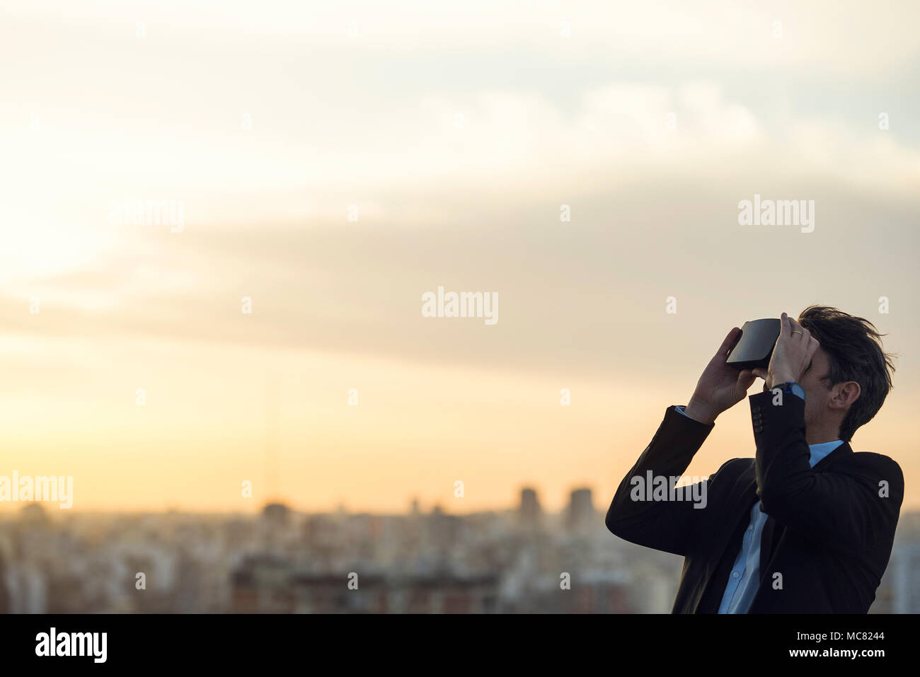 L'homme à l'aide de casque de réalité virtuelle à l'extérieur Banque D'Images