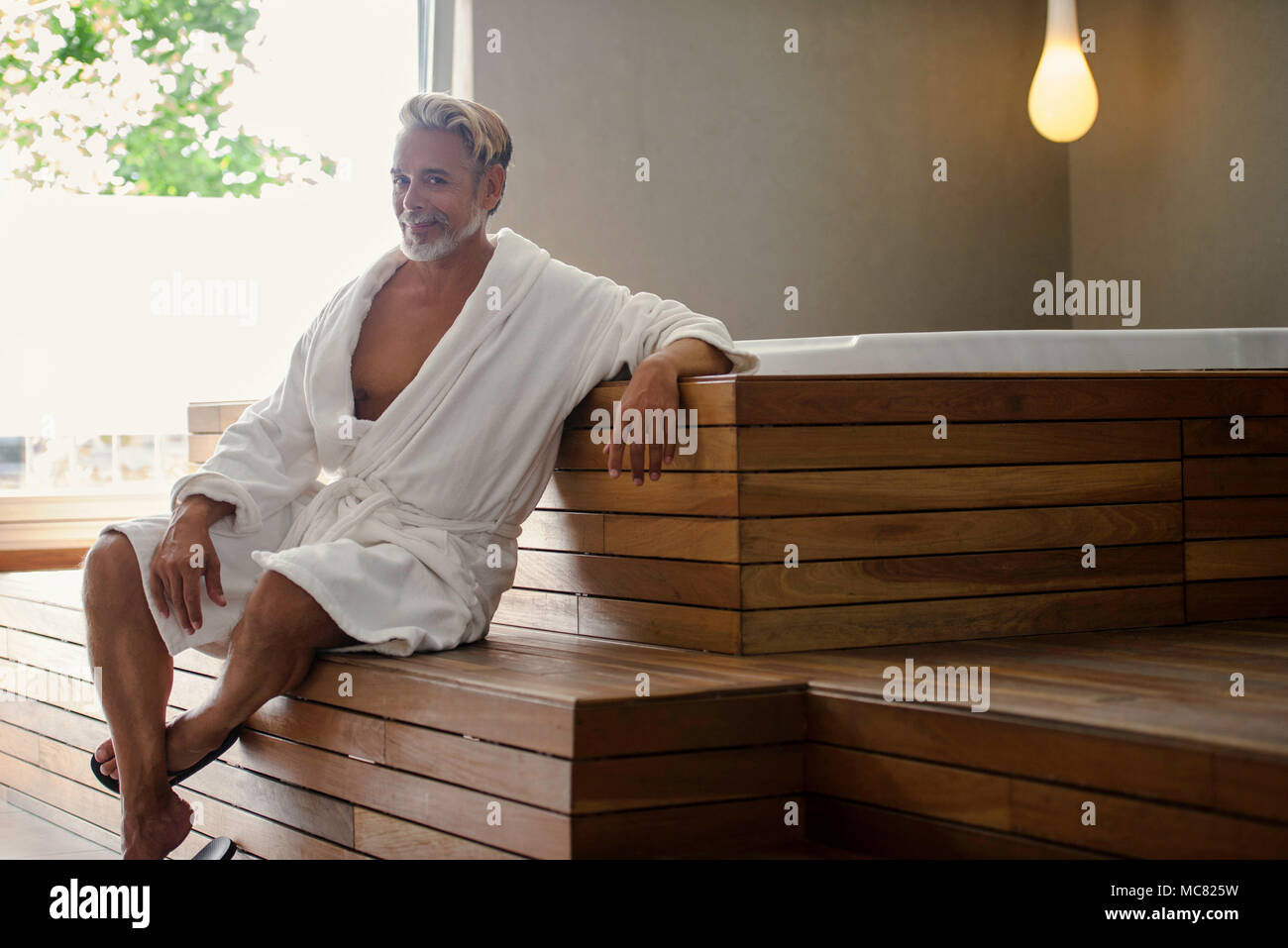 Peignoir homme en vous relaxant dans le sauna Banque D'Images