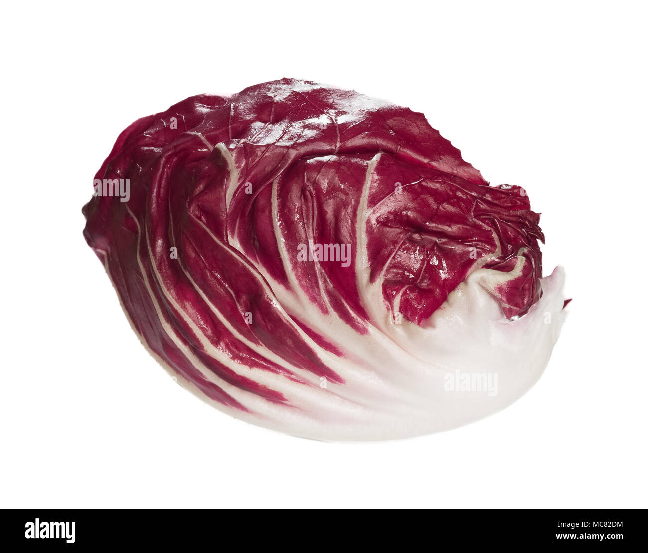 Salade de Radicchio de contraste d'un côté sur fond blanc. Banque D'Images