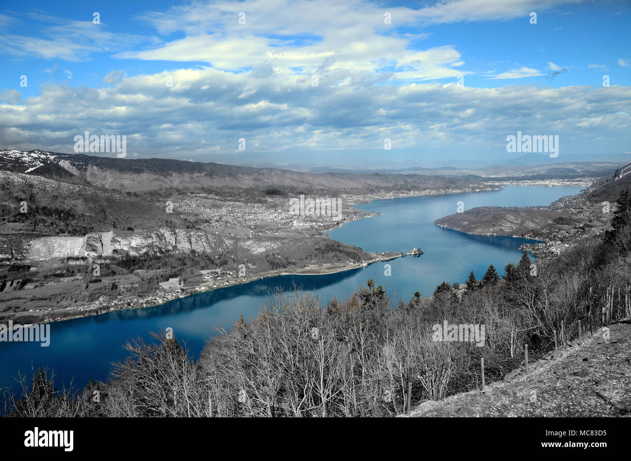 Grande vue d'Annecy le lac bleu et les montagnes du col de la Forclaz, désaturation partielle l'effet noir et blanc, France Banque D'Images