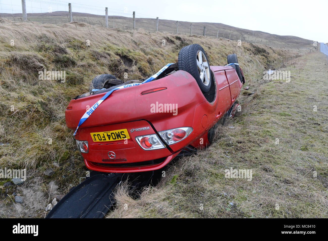 Voitures dans les accidents de la route avec la police tape autour d'eux Banque D'Images