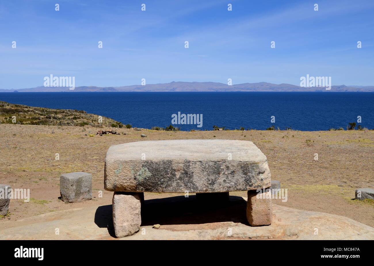 Table Rock en vue de Isla del Sol sur le lac Titicaca en Bolivie Banque D'Images