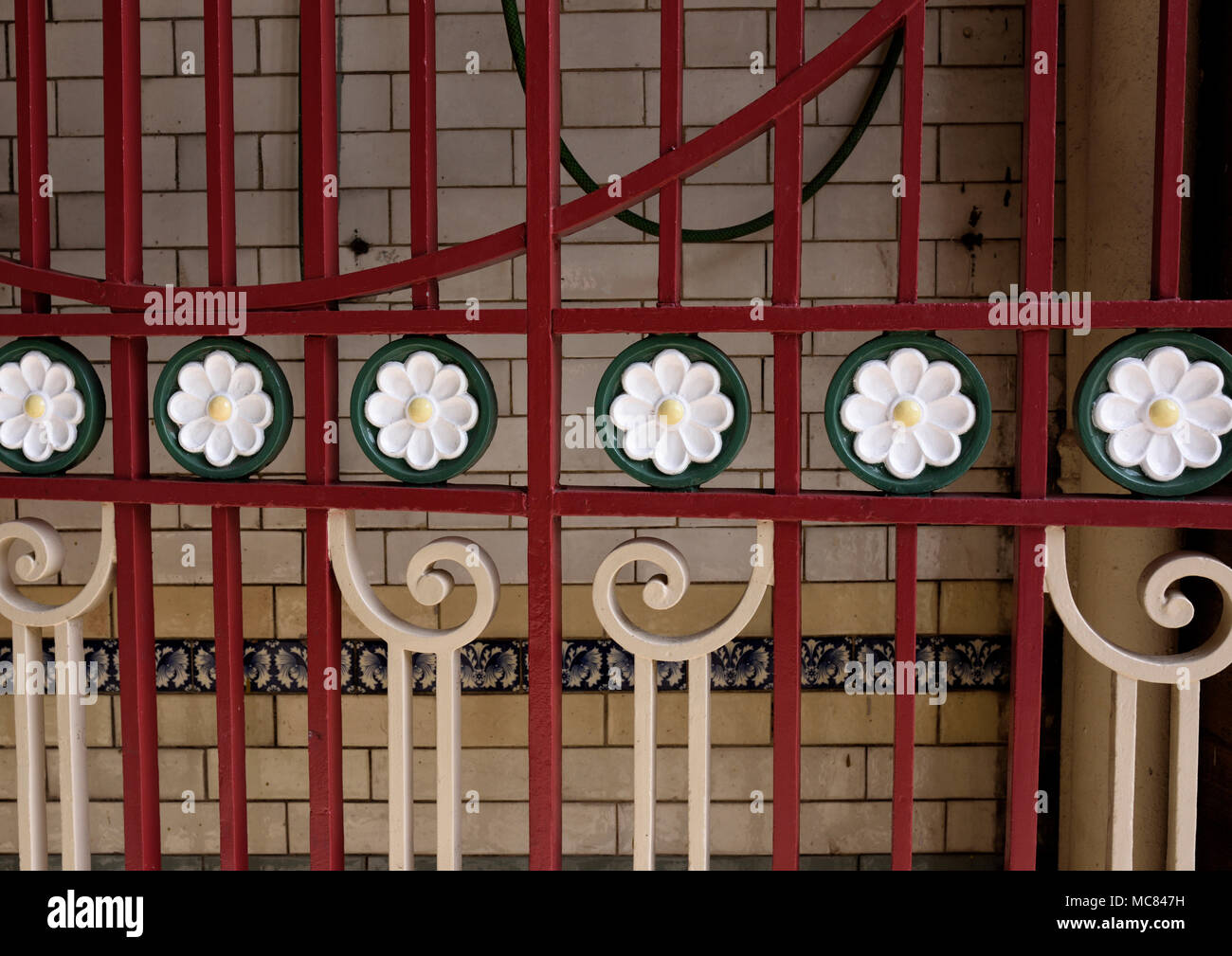 Porte en fer forgé très ornée au marché de Borough, à Halifax-Ouest yorkshire, royaume-uni Banque D'Images