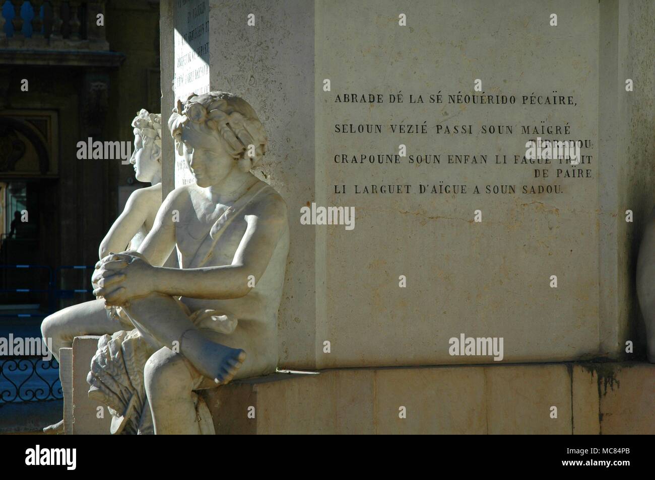 Détail de la fontaine à Salon Craponne, érigé à la mémoire d'Adam de Craponne [un ami de Nostradamus], qui a conçu un système de canaux pour apporter de l'eau de beauté. L'inscription est en provençal. Banque D'Images
