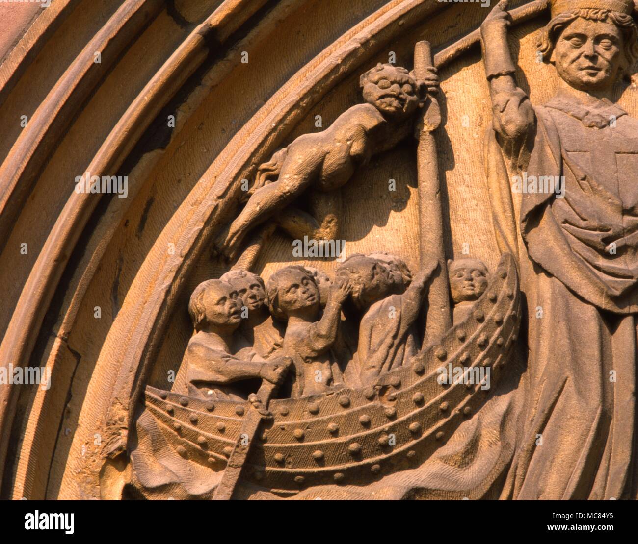 Le démon et de Saint Nicolas de Bari - sculpture relief sur la façade de la cathédrale de Worms [Allemagne], vers 1400. Banque D'Images
