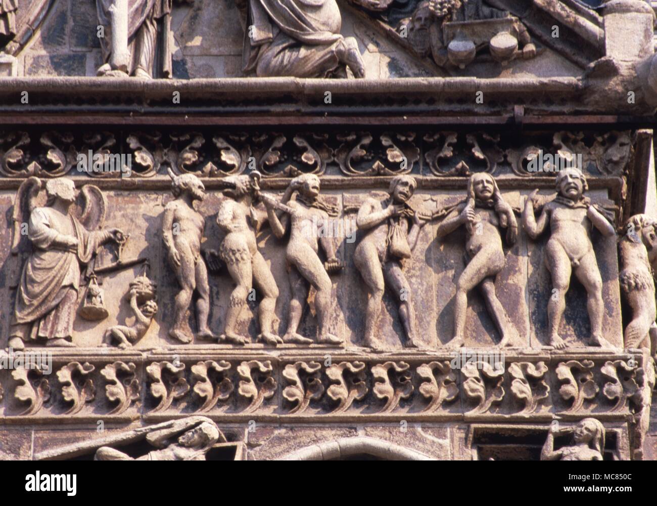Procession des âmes des morts et psychopomp démons sur la facace de la cathédrale à Ferrara, Italie. Treizième siècle. Banque D'Images