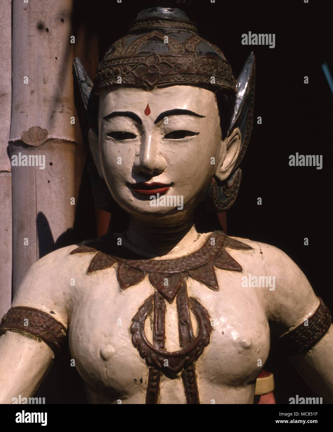 Un démon femelle Kummara Tai, à partir de la Thaïlande. La sculpture sur bois, maintenant en collection privée. Banque D'Images