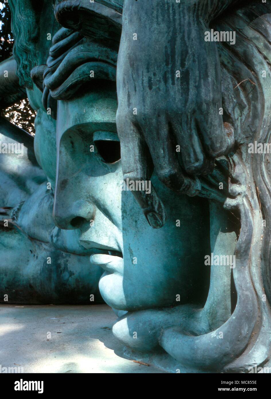 Démons - Gorgone Méduse tête de méduse géante, avec des serpents dans les  cheveux. Détail de la statue de Léonard de Vinci sur la rive de la Loire, à  Amboise (où Léonard