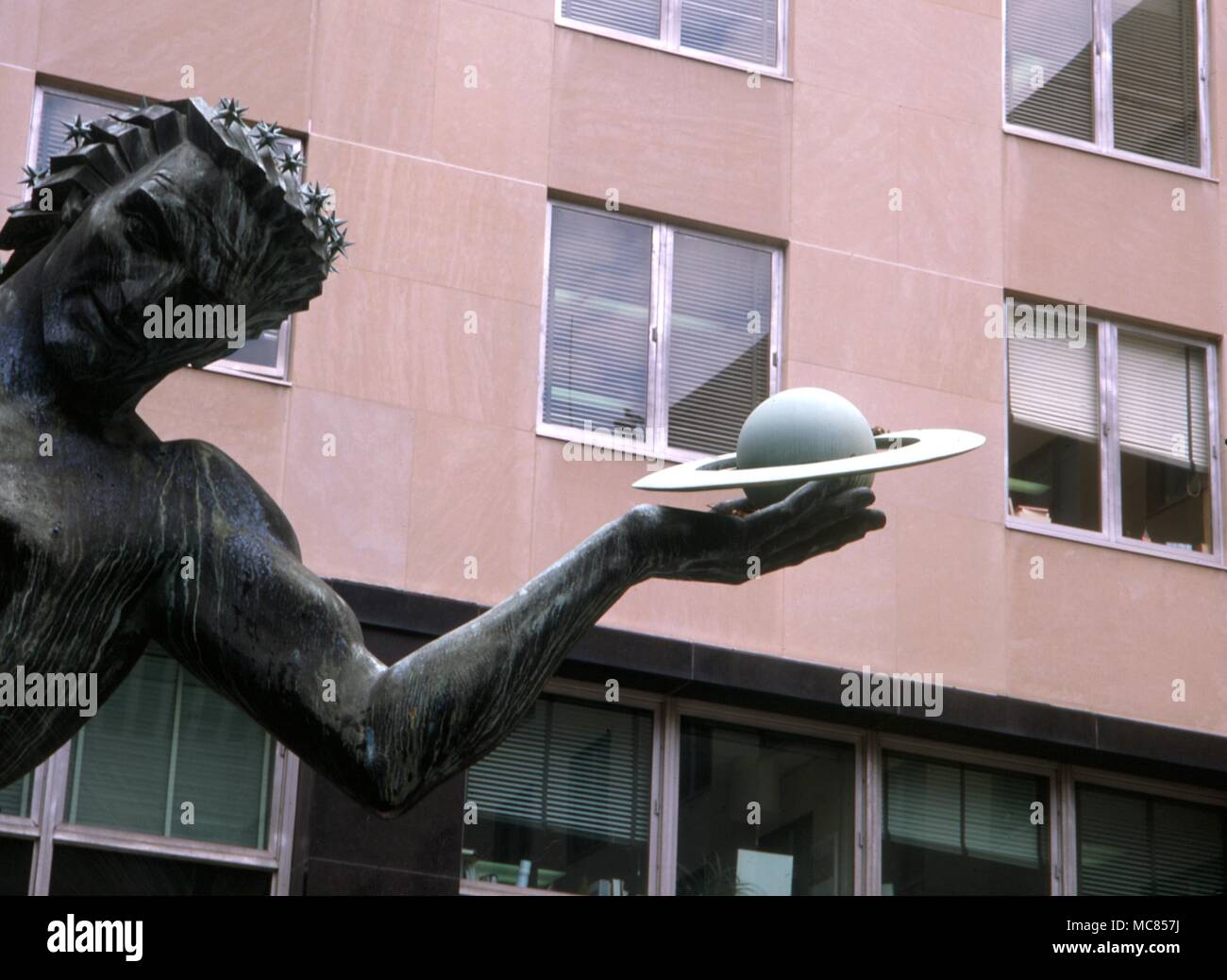 L'Univers en expansion fontaine dans la cour intérieure du département d'État, Washington DC. Sculpté par M M Fredericks. Planètes dans les mains des statues. 1962 Banque D'Images