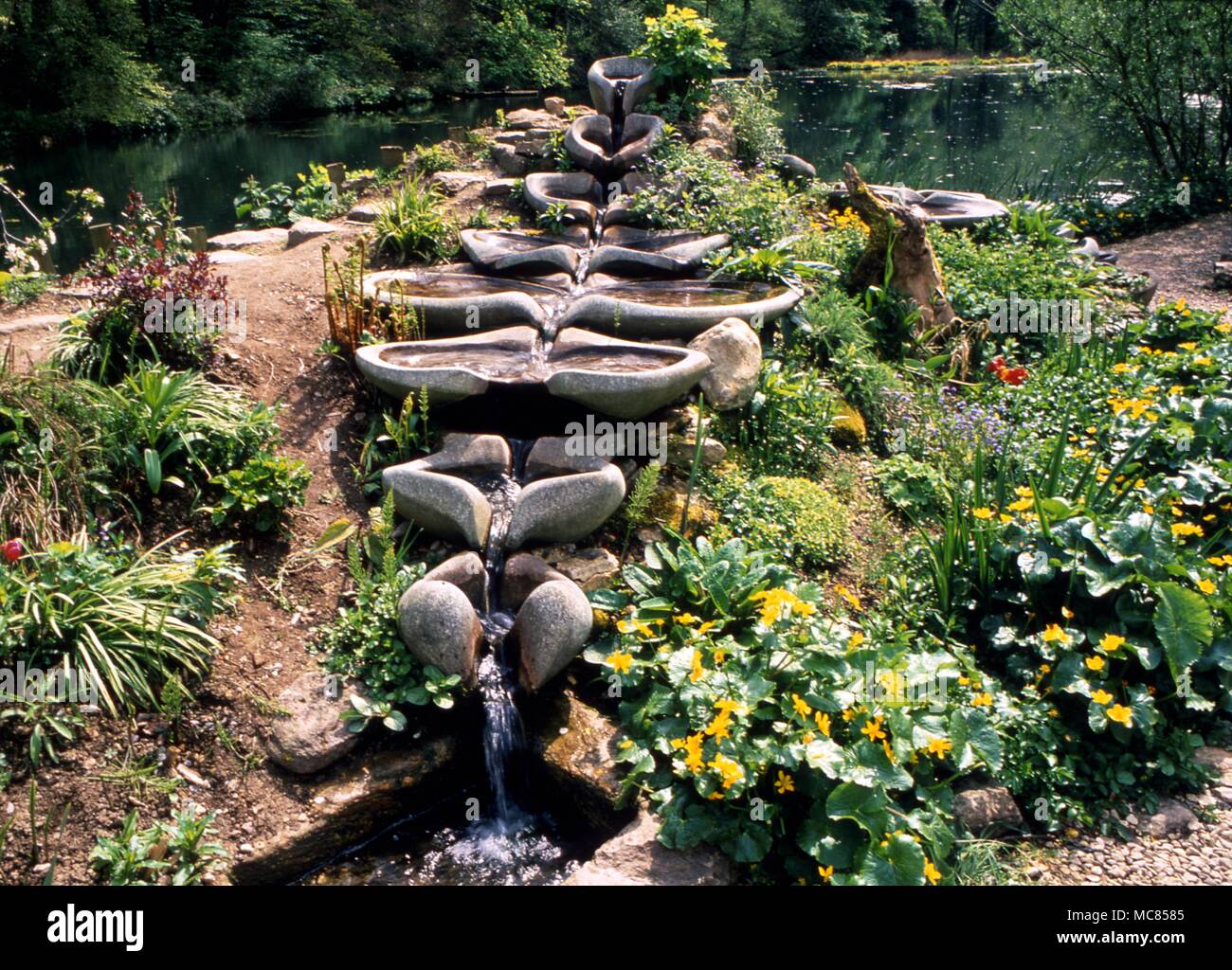 L'anthroposophie des débits d'eau, conçus selon les principes énoncés par le grand esotericist Rudolf Steiner. 1861-1925, dans les jardins privés de Ruskin House près de Stroud Banque D'Images