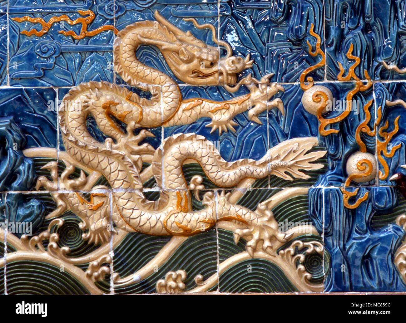 Jouer avec Dragon pearl - construction de mur dans la cour du Centre culturel chinois, Hong Kong. Banque D'Images