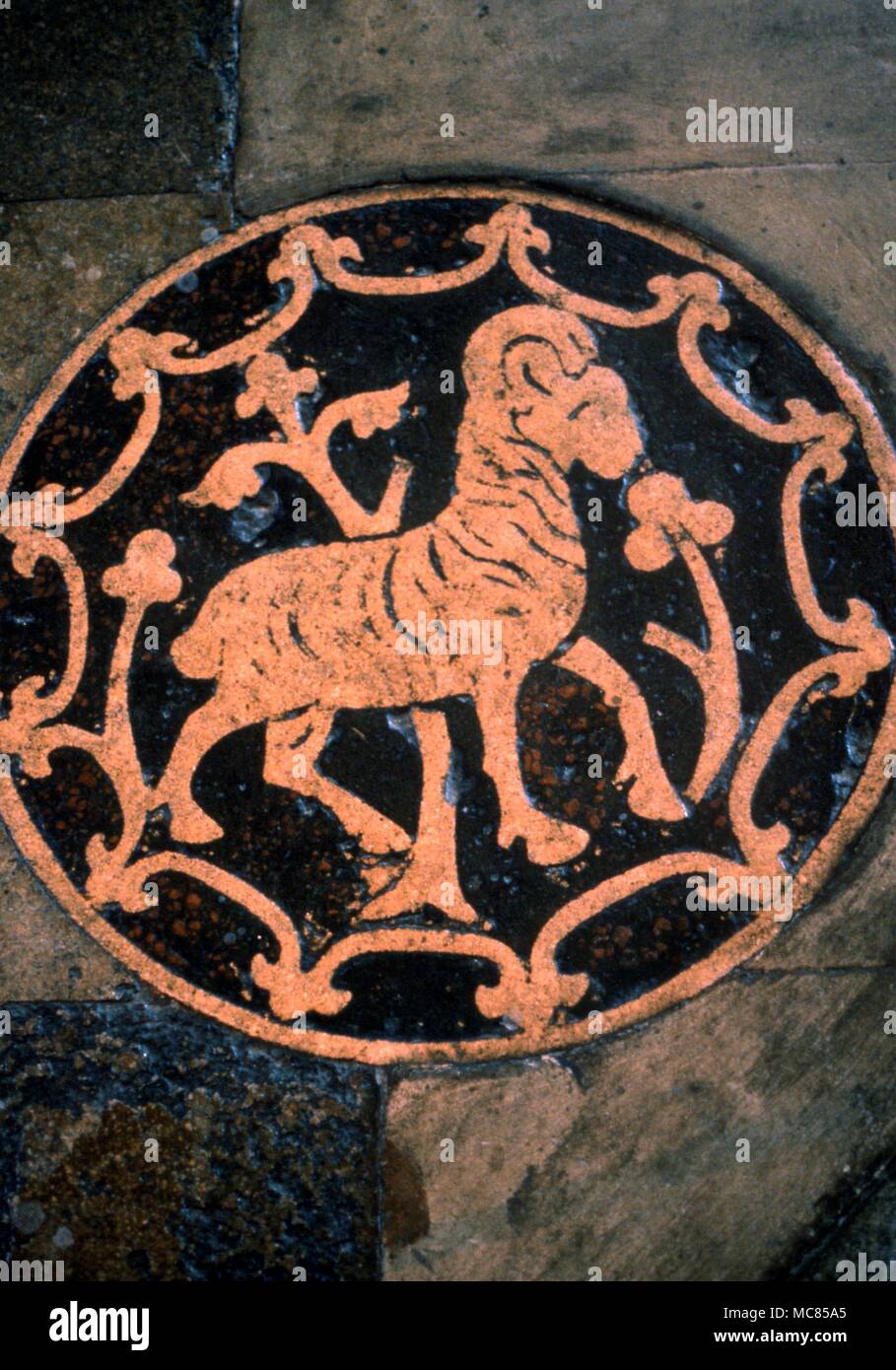 Image du Bélier la Ram, à partir de la chaussée zodiaque à Canterbury, Angleterre. Treizième siècle. Banque D'Images