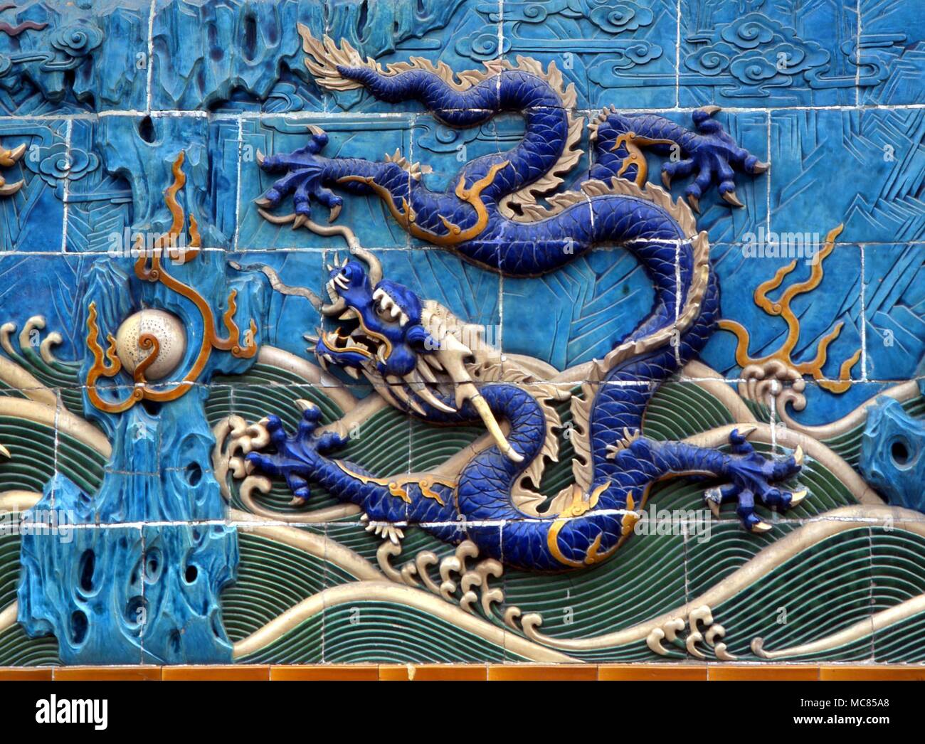 Un des neuf dragons impériale sur les neuf écran Dragon (Cci) Bi pulmonaire de la dynastie Ming. L'écran se trouve dans Bei Hai Park, Beijing, et c'est un des monuments plus célèbres de la ville. Banque D'Images