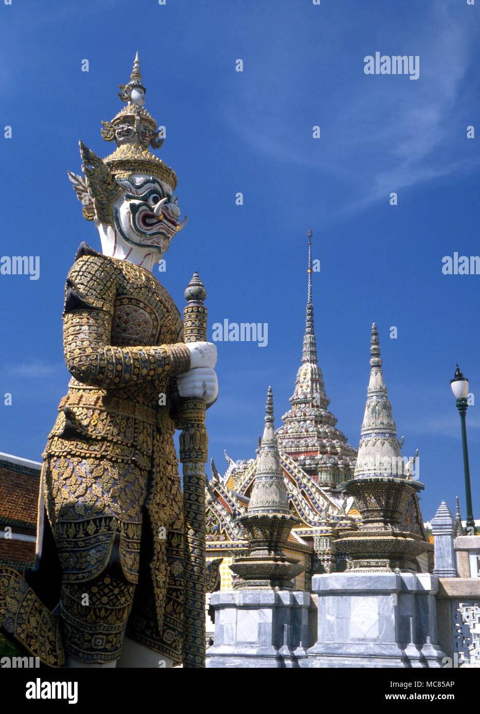 Les gardiens du temple - tuteur démoniaque gigantesque au Grand Palace, Bangkok.gardien bronze animaux au Wat Trimita, Bangkok. Banque D'Images