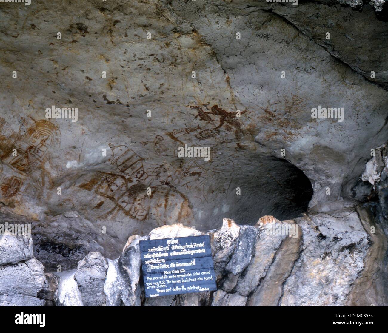Art peinture rupestre préhistorique grotte de diverses formes symboliques, l'une des piles de la mer dans la baie de Phang Nga, la Thaïlande. Banque D'Images