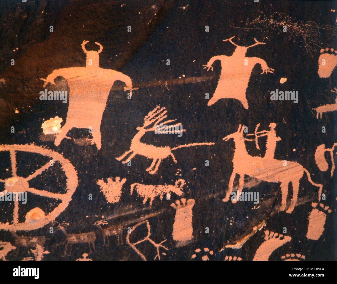 - Pétroglyphes indiens d'Amérique du Nord. Encaisser et de motifs peints (pétroglyphes) représentant des dieux, medecine-men, le bétail, les serpents, ou des lignes de serpent, et une variété d'autres symboles, y compris les "imprime" des pieds. Les pétroglyphes sont sur la soi-disant rock Journal, dans le désert de l'Utah. Banque D'Images