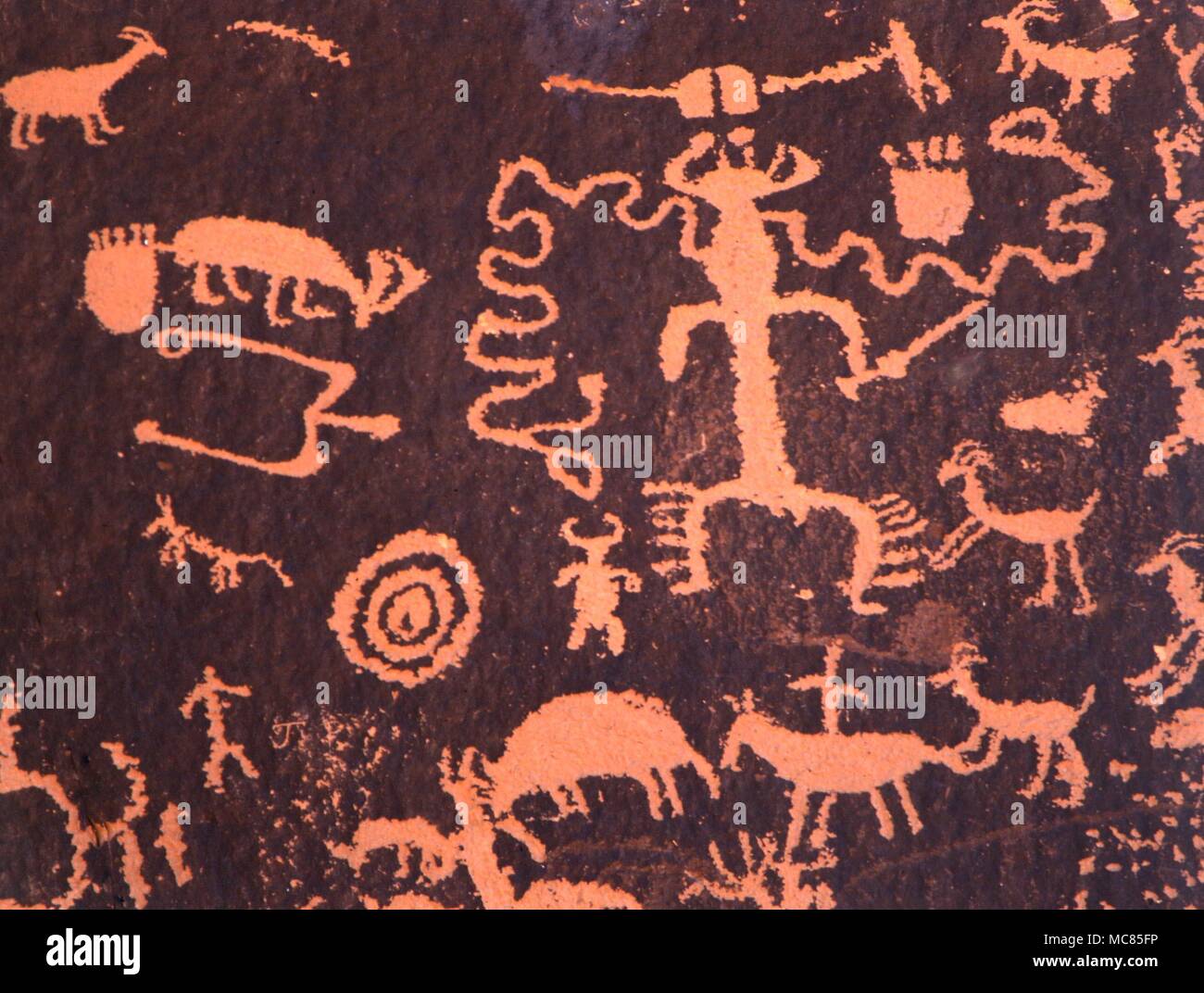 - Pétroglyphes indiens d'Amérique du Nord. Encaisser et de motifs peints (pétroglyphes) représentant des dieux, medecine-men, le bétail, les serpents, ou des lignes de serpent, et une variété d'autres symboles, y compris les "imprime" des pieds. Les pétroglyphes sont sur la soi-disant rock Journal, dans le désert de l'Utah. Banque D'Images