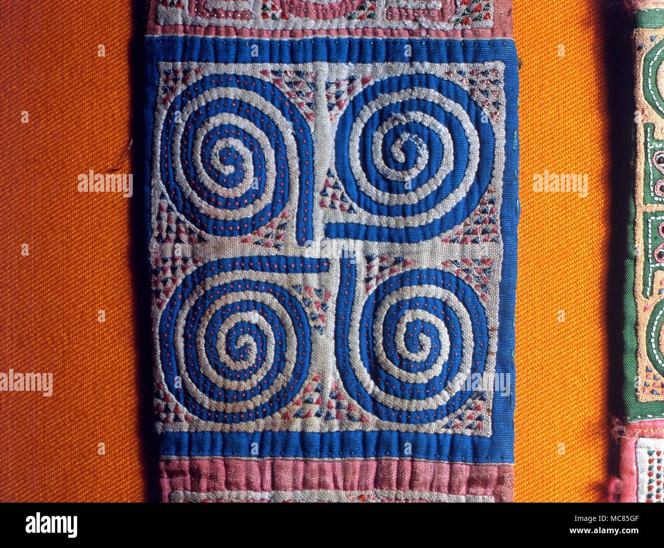 Formations en spirale, dans le cadre de la protection magique amuletic symbolisme, sur Patch, Hmong du Laos. Les correctifs sont délicatement travaillé, et sont conservées lors d'une blouse ou un manteau s'use, à coudre pour la confection de remplacement. Les quatre formes sprial presque certainement représentent les quatre directions de l'espace, réunis à un symbole qui représente le cinquième sens. Banque D'Images