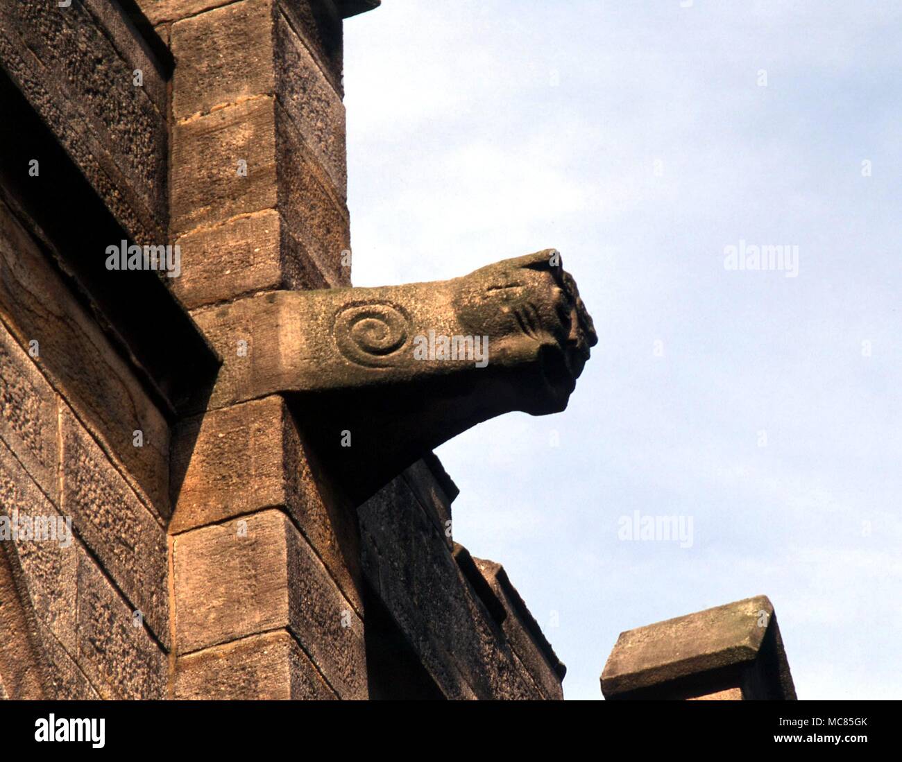 - Spirales gargouilles. Spirale, sculpté dans la projection de corps d'une gargouille sur le mur d'osuth Littleborough église paroissiale. Banque D'Images