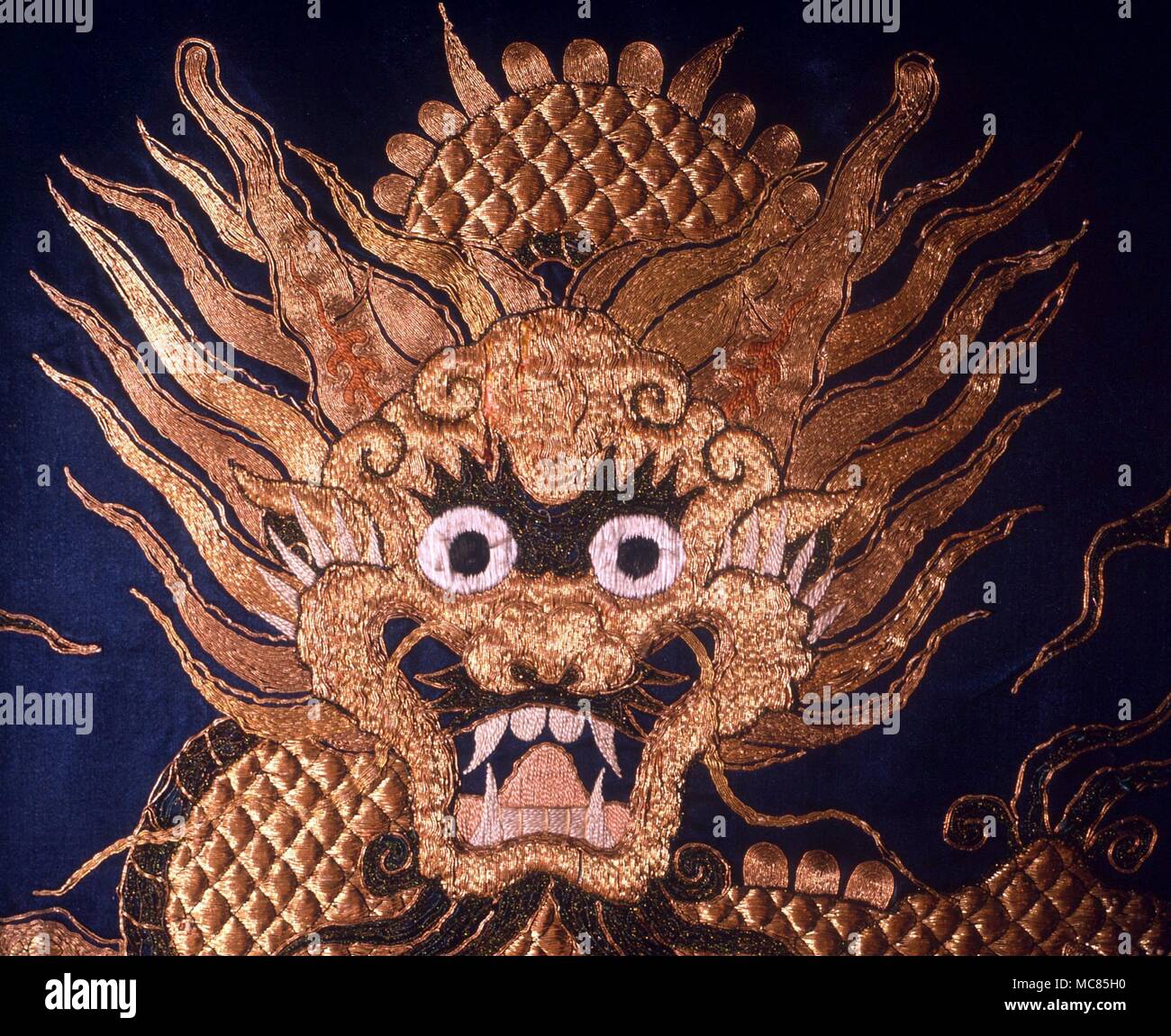 Tête d'un dragon chinois, à partir d'une robe de soie chinoise impériale. À partir de la Chine - sans doute au début du 19e siècle. Banque D'Images