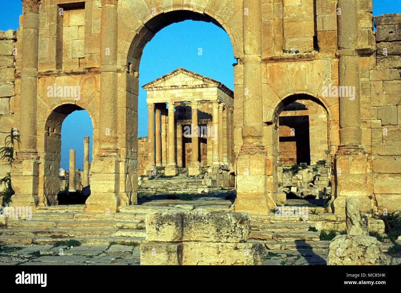 L'ancienne cité romaine temple triple à Sbeitla, Tunisie. Banque D'Images