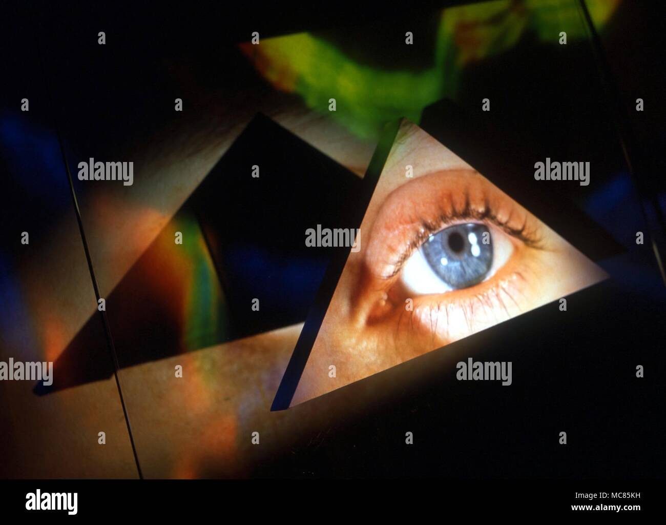 Œil humain projeté sur un triangle de Pythagore, dans un contexte de l'abrégé de couleurs. Banque D'Images