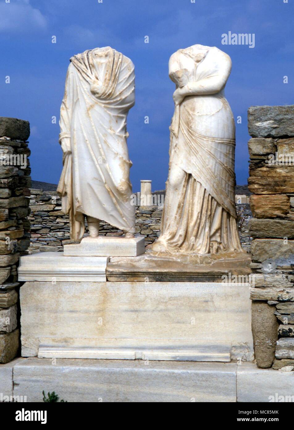 La mythologie grecque statues romaines dans l'ancienne section habitation de Délos, ci-dessous le théâtre. Ce sont dans la cour de la maison plus communément appelée 'la Maison de Cléopâtre' - bien que ce nom n'a aucun rapport avec la reine égyptienne Banque D'Images