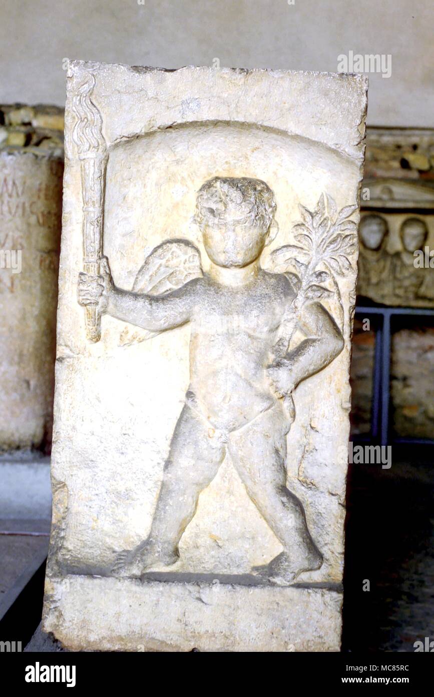 Cimetière funéraire romain symboles dans le Capitole, Brescia Banque D'Images