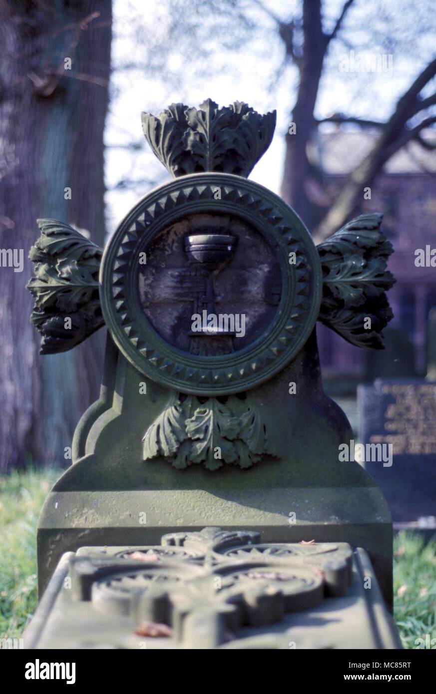 Cimetière des symboles. Sur gravetone Walton-Le, calice-Dale Banque D'Images