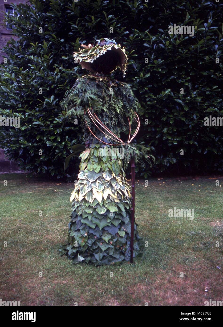 Green Man figure grandeur nature faites de feuilles et de plantes. À partir d'un affichage floral dans le village de West Marton, North Yorkshire Banque D'Images