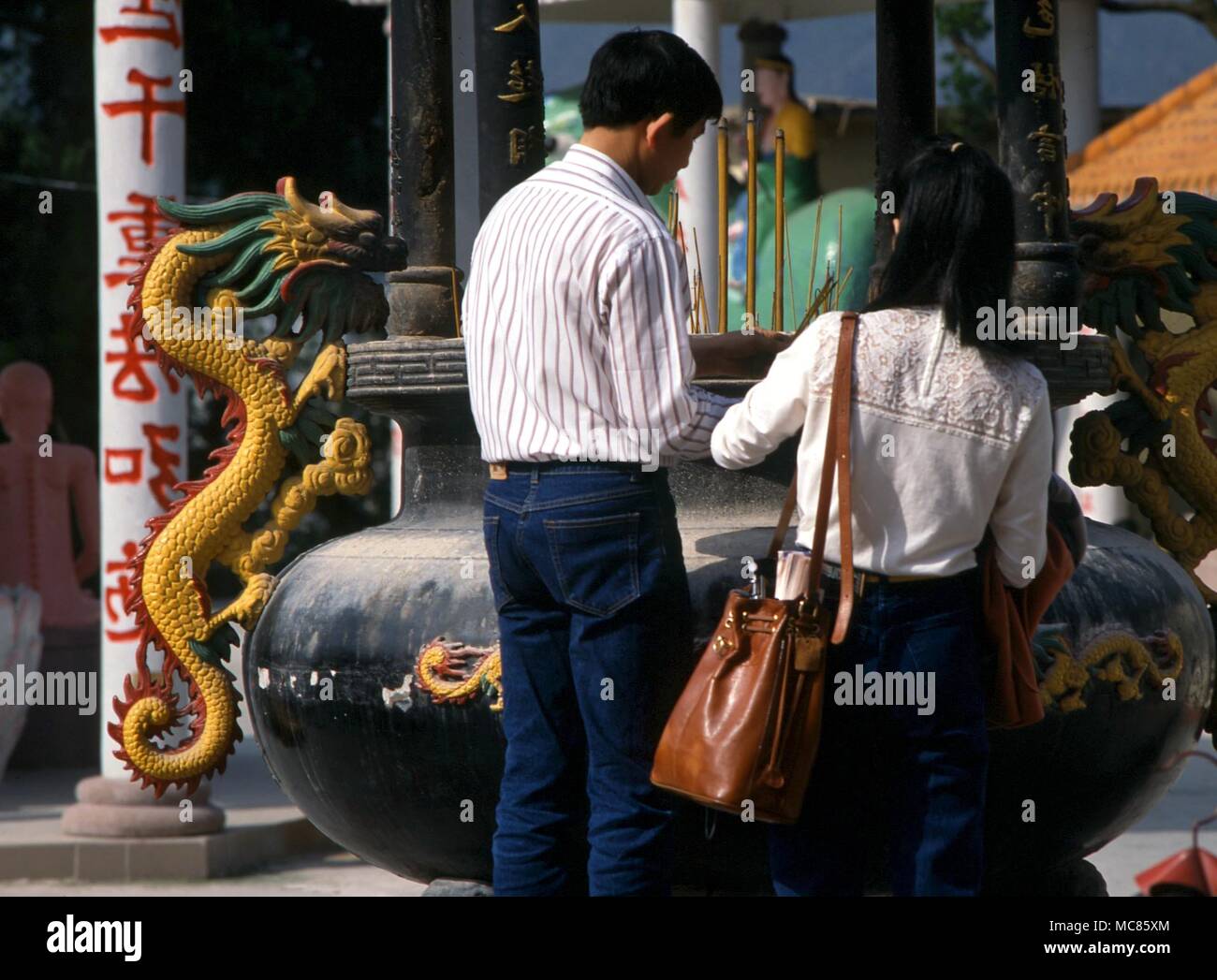 L'encens de l'encens dans l'un des brûleurs d'énorme dans la cour du temple des mille bouddhas, Sha Tin (Nouveaux Territoires). Dragon Note sur le côté du bol, poignées Banque D'Images