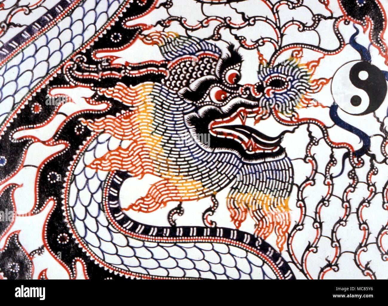 J'TheTai Ching Chi symbole, parfois appelé le Ying-Yang symbole, dans le cadre d'un dragon oriental image. L'opposition Ying Yang est la base de la théorie qui sous-tend l'I Ching Banque D'Images