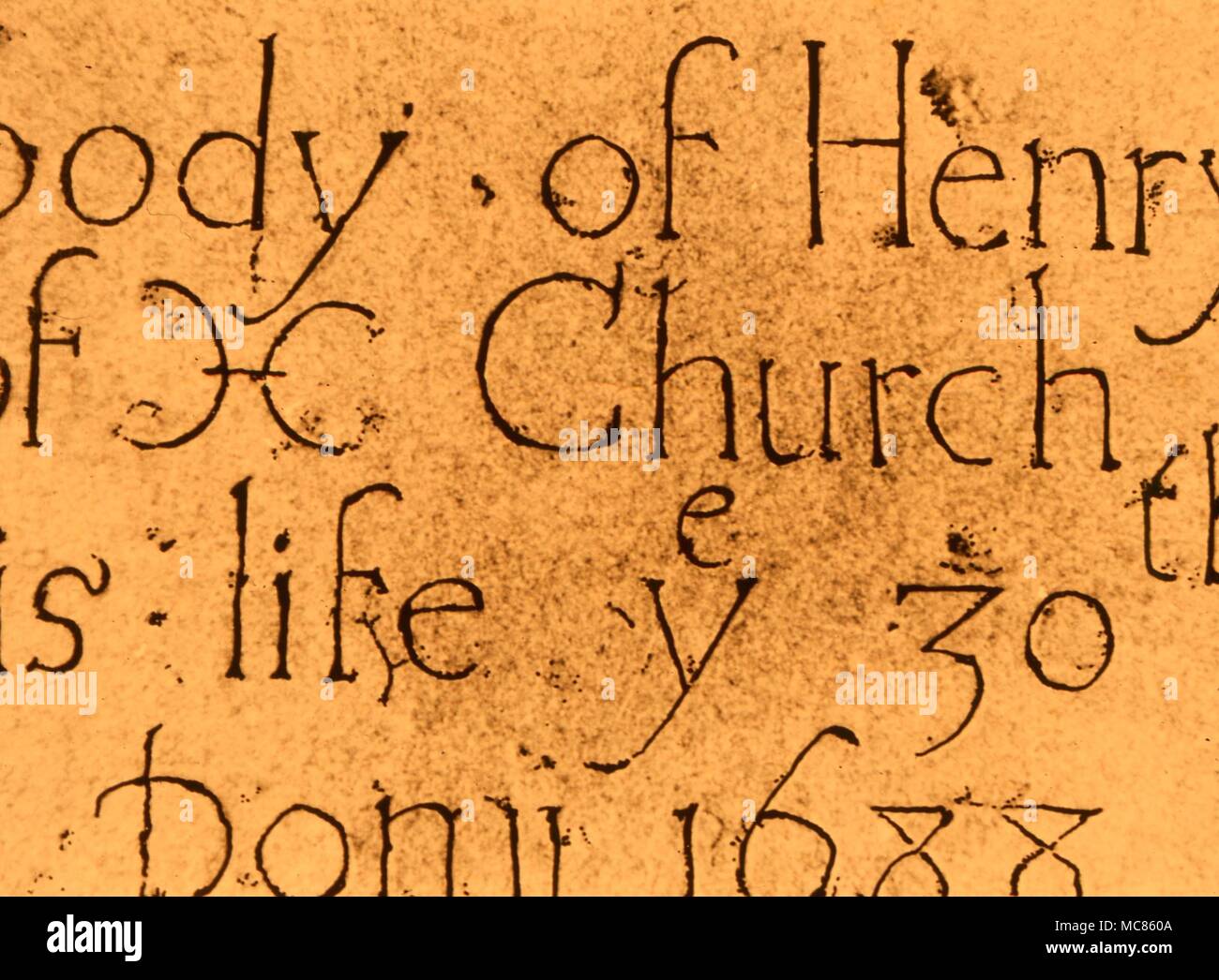 CHRISTIAN Détail de dalle grave, datée du 1688, à Christchurch avec sigil astrologique Verseau pour représenter le Christ, l'orthographe Christchurch Banque D'Images