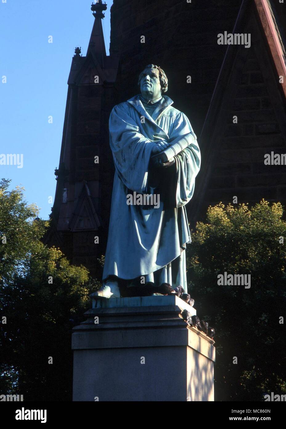 CHRISTIAN UN 12 pieds de statue en bronze de Martin Luther - copie de la sculpture par Reitschel. Érigée pour commémorer le 400e anniversaire de la naissance du réformateur protestant. Thomas Circle, Washington DC Banque D'Images