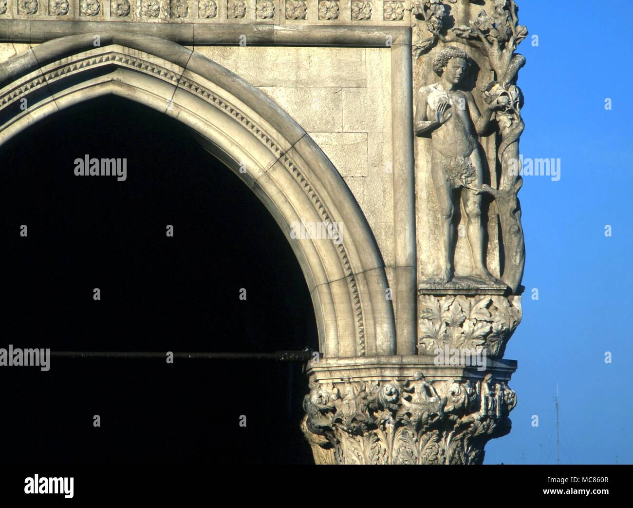 CHRISTIAN Adam aux côtés l'arbre interdit. Statuary sur le coin sud-ouest du palais des Doges, Venise Banque D'Images