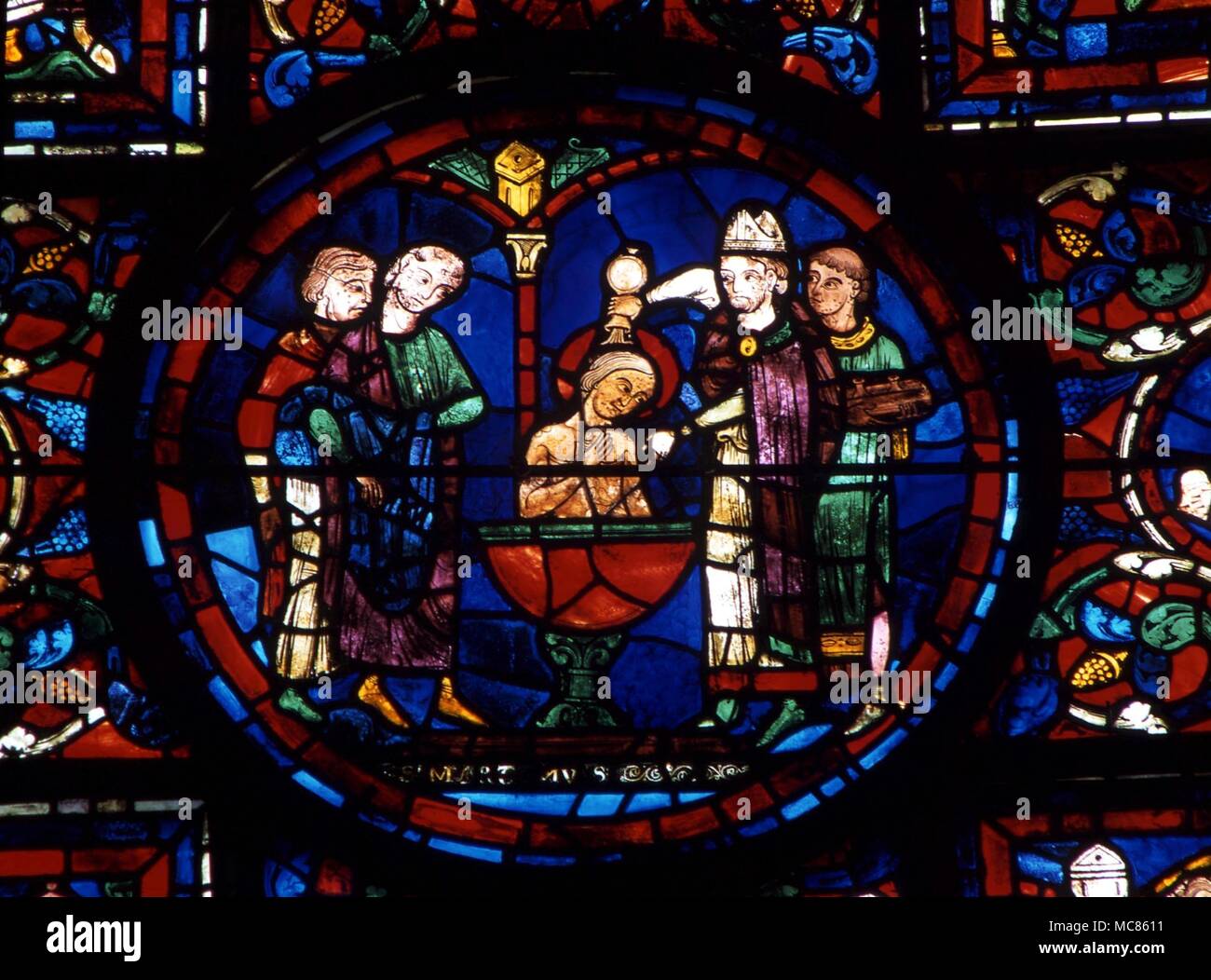 CHRISTIAN d'un détail de vitrail dans la cathédrale de Chartres, shwoing Christain précoce baptême Banque D'Images