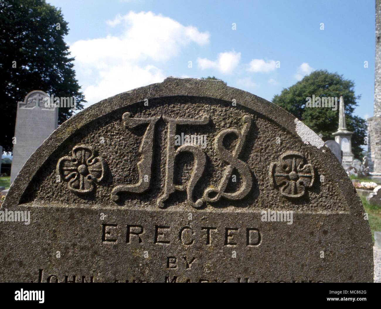 Symbole IHS CHRÉTIENNE, initiales de Jésus sur pierre tombale dans Monasterboise churchyard, Irlande Banque D'Images