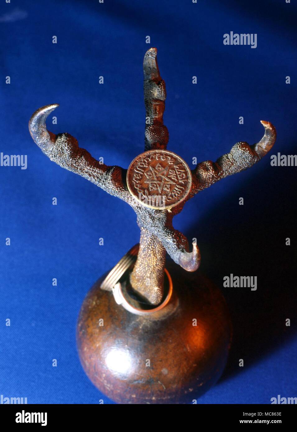 La sorcellerie arabe coin utilisé comme amulette, et transportées dans les serres d'un oiseau mort. Ce rituel a été utilisé dans un objet groupe wiccan jusqu'au milieu du 20e siècle. Banque D'Images