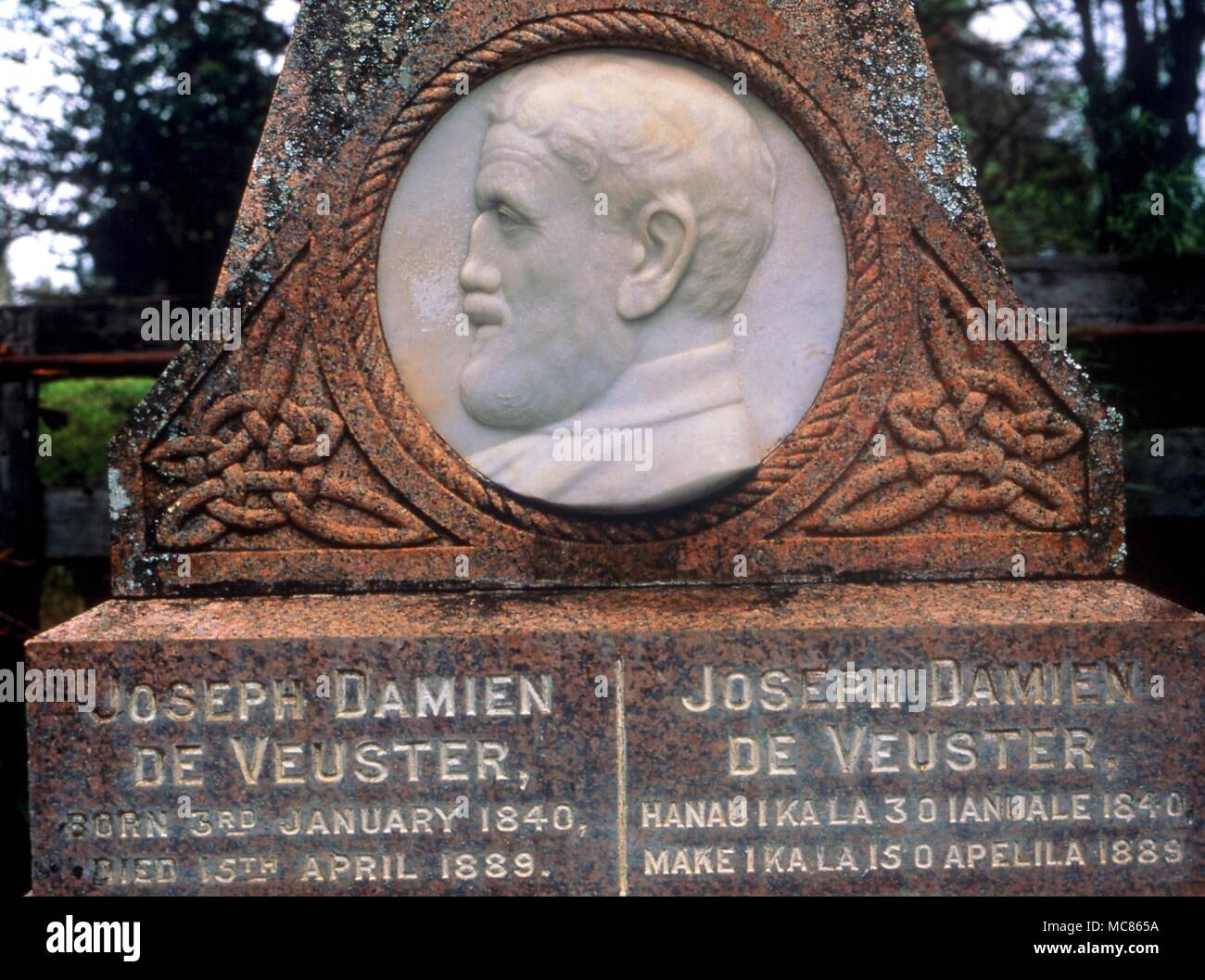 CHRISTIAN - Le Père Damien Memorial portrait avec l'inscription en anglais et hawaïen, Tahitien, dans le village de Kalaupapa, Molokai. Le Père Damien a consacré sa vie à travailler avec les lépreux de cette communauté, dans la dernière moitié du 19e siècle Banque D'Images