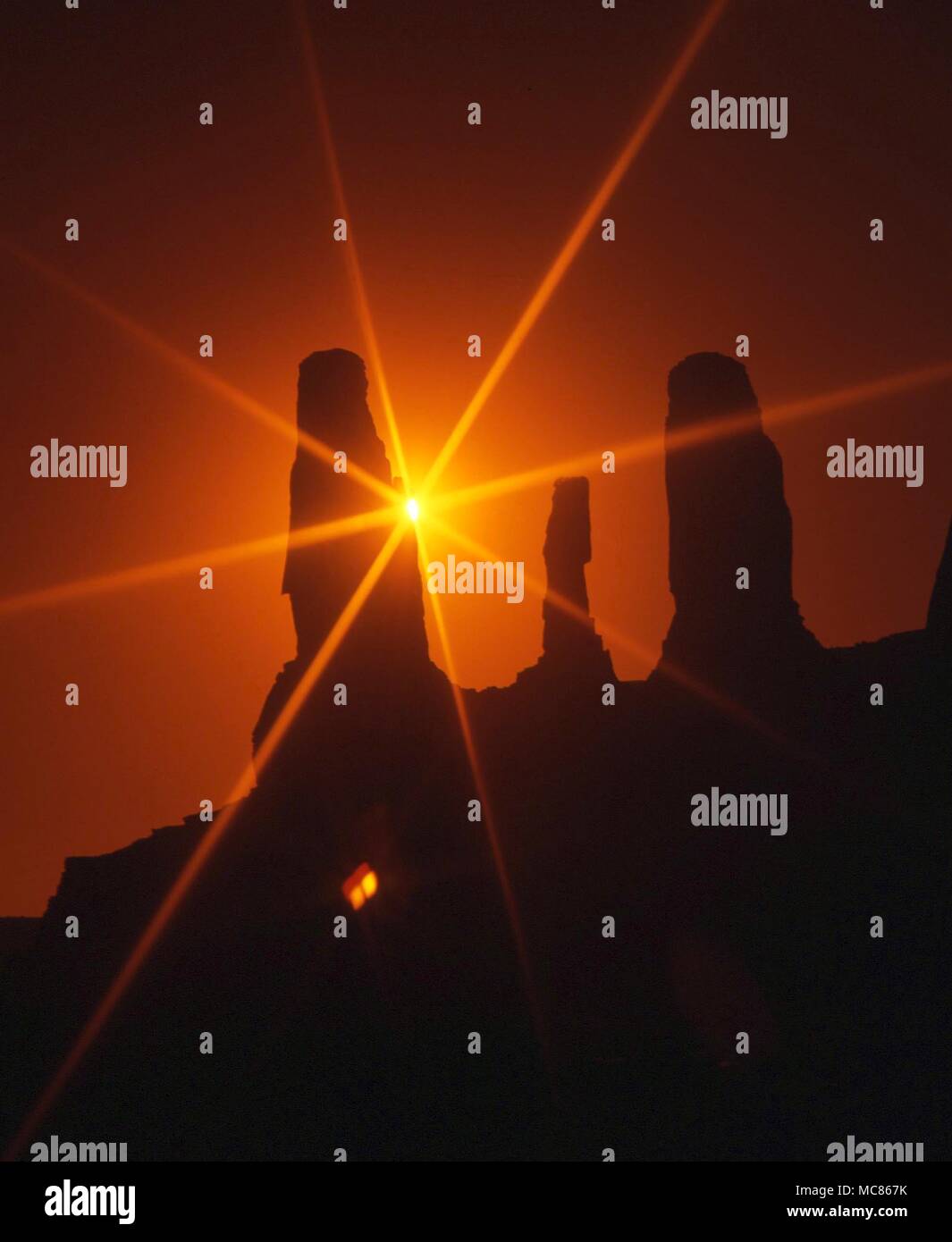 Les Indiens d'Amérique du Nord. Sacré pour les Indiens d'Amérique du Nord ont été beaucoup des mesas, sur lesquels ils ont insisté les dieux débarqué pour la première fois lorsqu'ils sont venus sur la terre. Monument Valley Banque D'Images