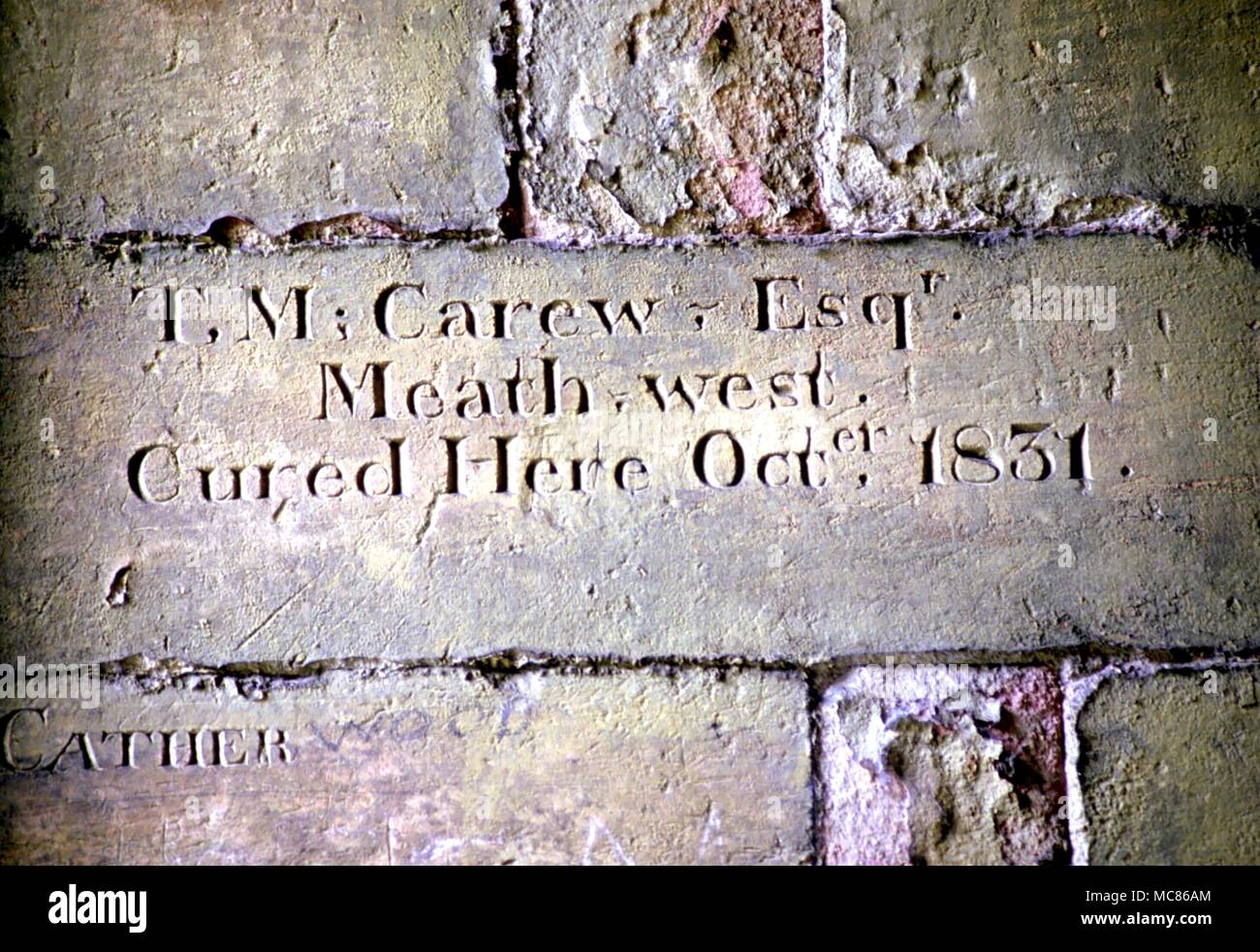 Wells - Inscription Holywell sculptés sur le mur intérieur de la sainte (bien au-dessus des eaux) à St Asaph, pour commémorer une guérison par la puissance de l'eaux sacrées Banque D'Images