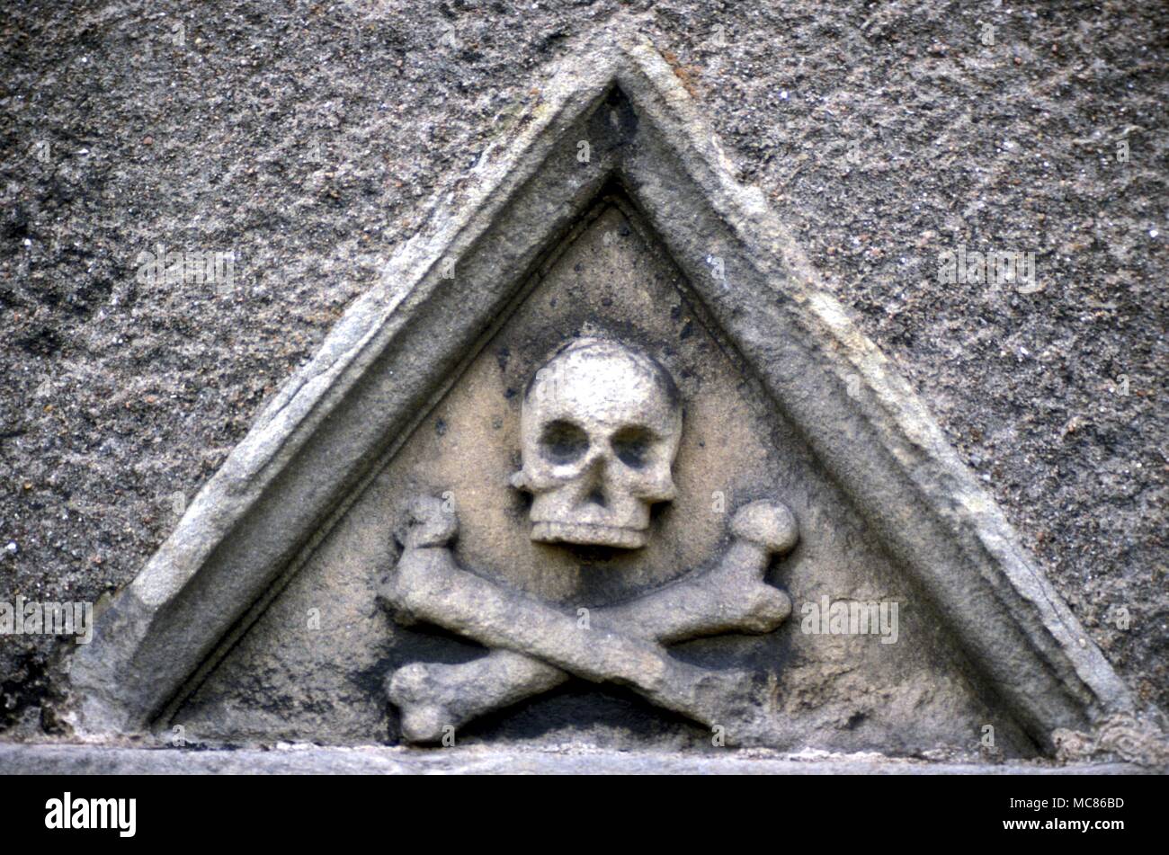 Sites sorcellerie symbole Grave avec tête de mort, dans la sépulture d'Auldearn Kirk, célèbre pour ses associations de sorcellerie Banque D'Images