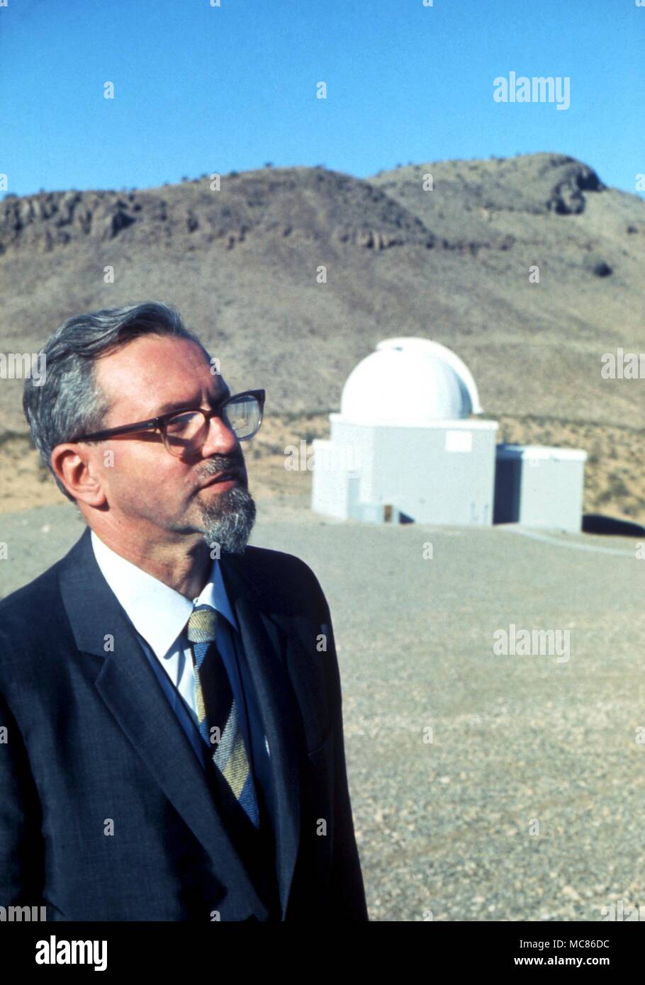Ovni - objet volant non identifié Dr Allen Hyneck J, un astronome de l'Université du nord-ouest de temps, USA, travaillant sur les rapports d'OVNIS officiellement pour le projet Blue Book. Fondée Center for UFO Studies, 1973 Banque D'Images