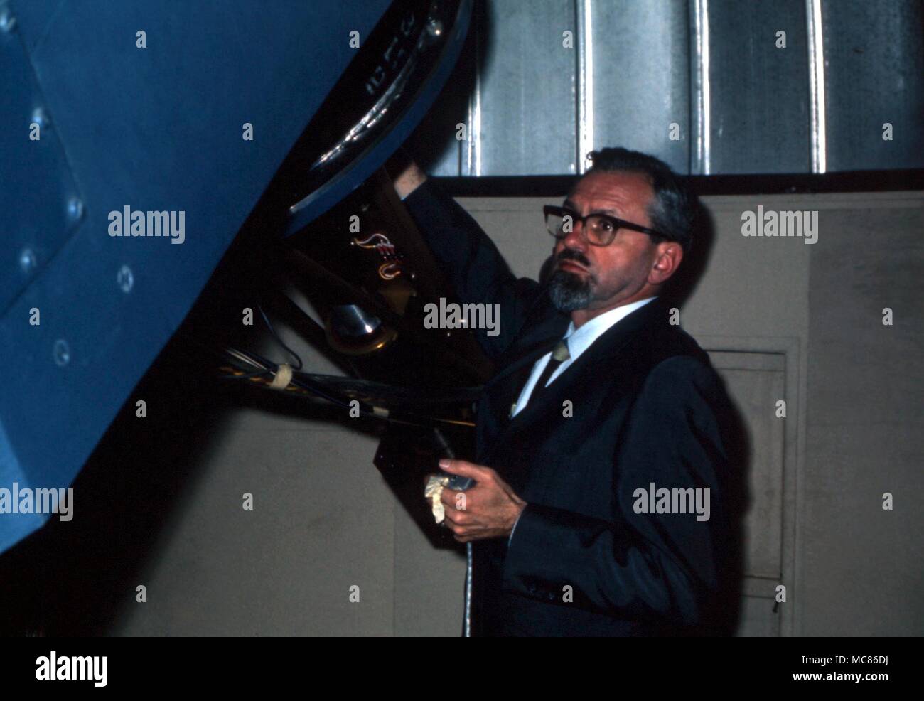Ovni - objet volant non identifié Dr Allen Hyneck J, un astronome de l'Université du nord-ouest de temps, et a travaillé sur les rapports d'OVNIS officiellement pour le projet Blue Book. Fondée Center for UFO Studies, 1973 Banque D'Images
