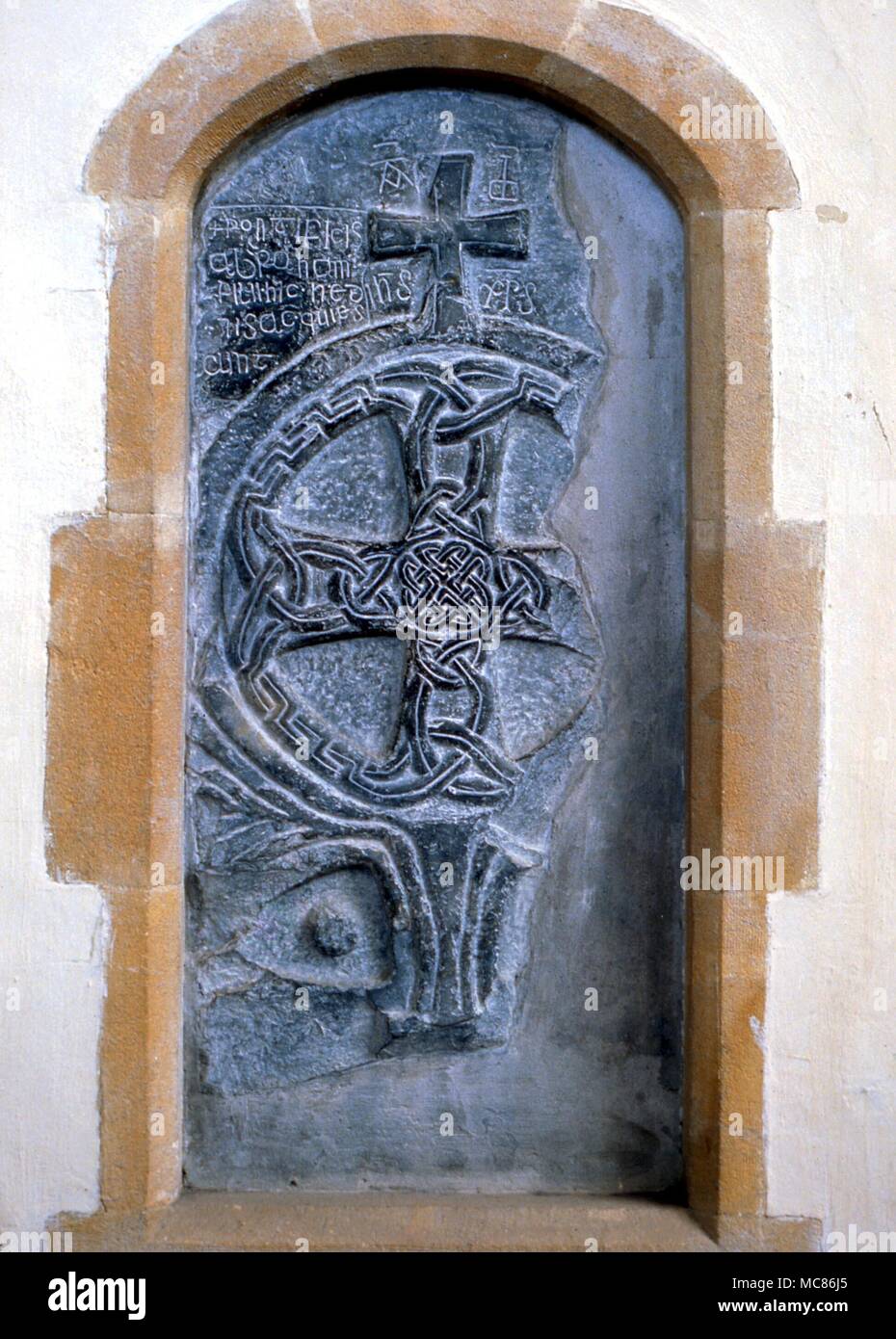Ancienne celtique croix celtique, entouré de croix triomphale en tête, et la tête de bovin à pieds. La Cathédrale de St David's, au Pays de Galles Banque D'Images