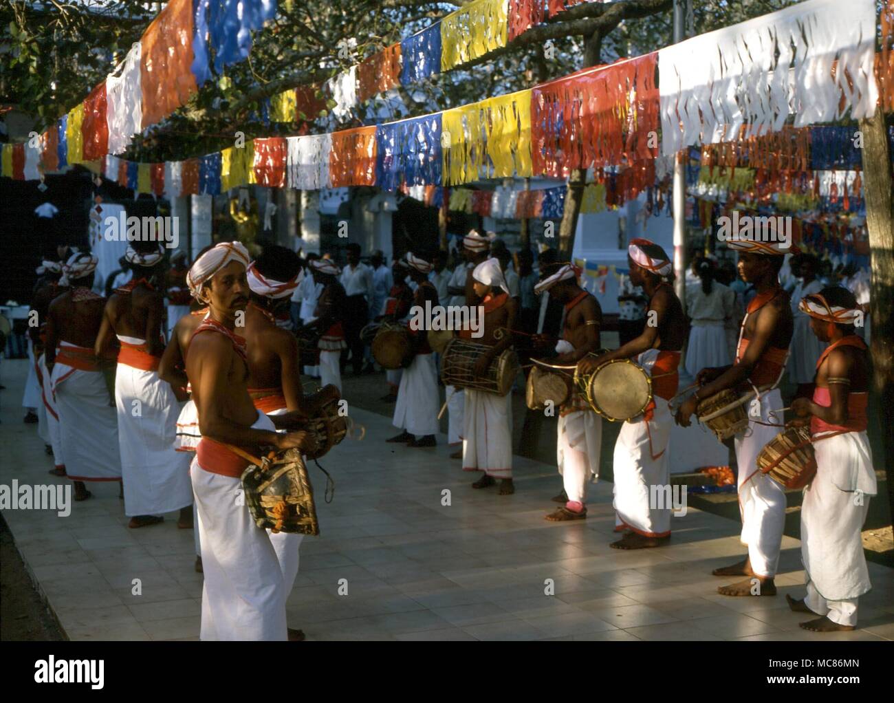 Drum Festival bouddhiste. Batteurs dans le tôt le matin festival tenu chaque jour dans l'enceinte de l'arbre sacré, l'arbre de la Bodhi, à Anuradhapura Banque D'Images