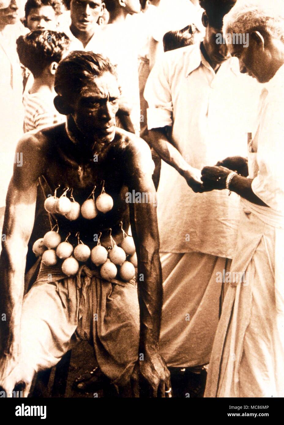 Les participants à la fête hindoue de Thaipusam, tenue à Singapour. Dans une transe, l'homme est auto-mutilé avec des brochettes. Plus tard, il n'y a aucune trace de blessures. Crédit Photo : Philippe Daly Banque D'Images Les participants à la fête hindoue de Thaipusam, tenue à Singapour. Dans une transe, l'homme est auto-mutilé avec des brochettes. Plus tard, il n'y a aucune trace de blessures. Crédit Photo : Philippe Daly Banque D'Images