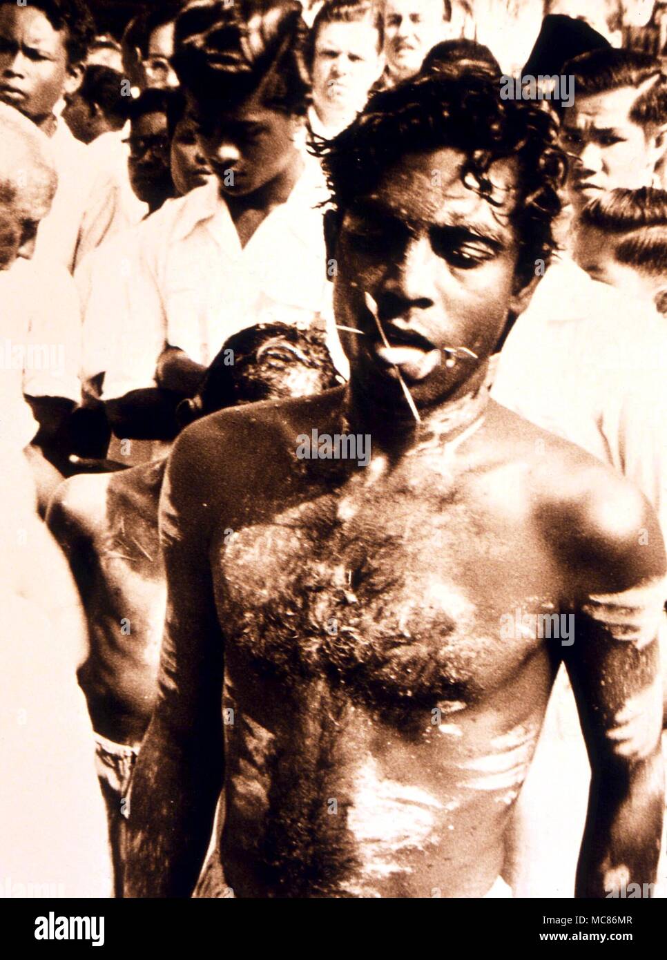 Les participants à la fête hindoue de Thaipusam, tenue à Singapour. Dans une transe, l'homme est auto-mutilé avec des brochettes. Plus tard, il n'y a aucune trace de blessures. Crédit Photo : Philippe Daly Banque D'Images Les participants à la fête hindoue de Thaipusam, tenue à Singapour. Dans une transe, l'homme est auto-mutilé avec des brochettes. Plus tard, il n'y a aucune trace de blessures. Crédit Photo : Philippe Daly Banque D'Images