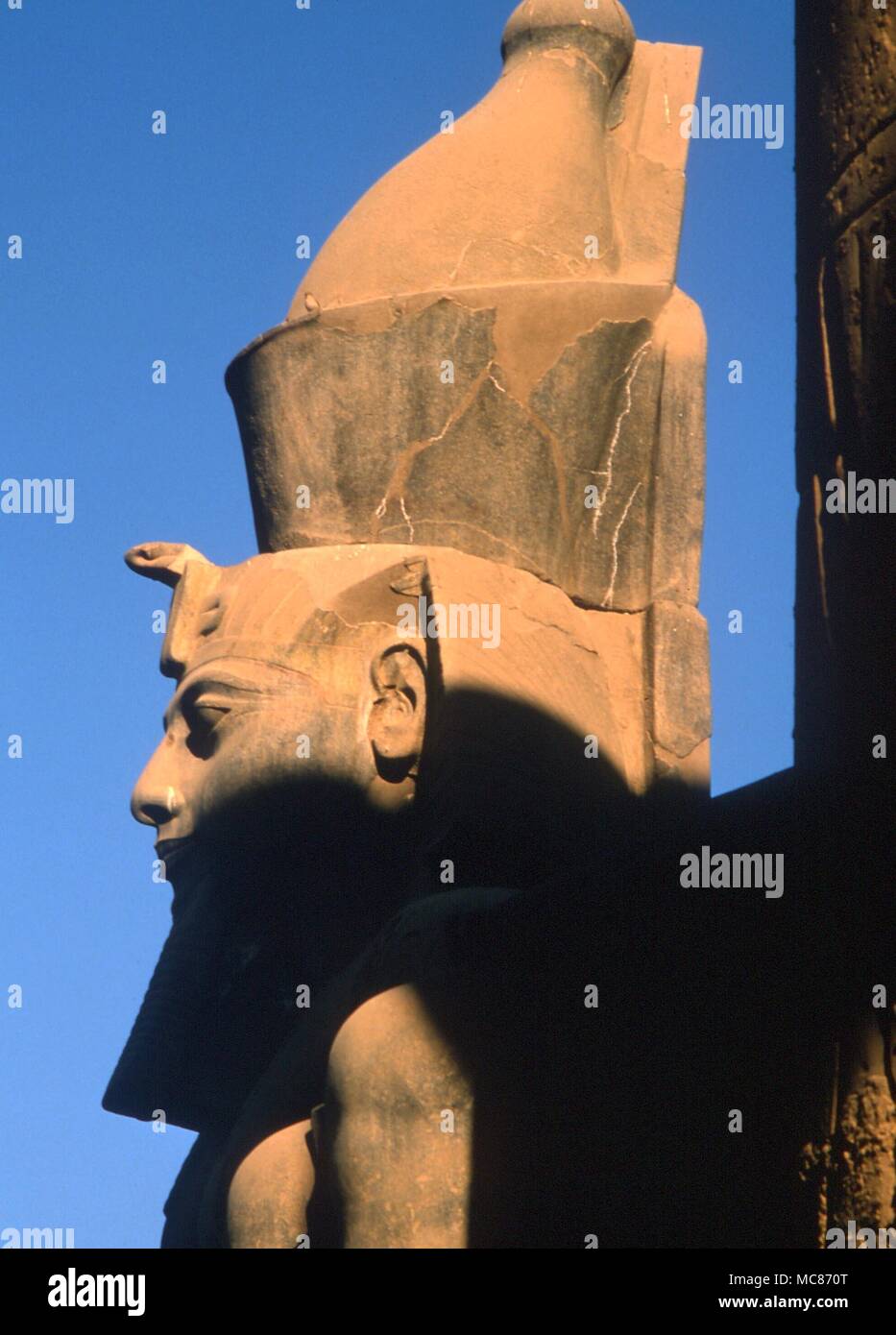 Troisième oeil - l'uraeus serpent sur le forhead (en dessous de la tête sacrée prise) du pharaon égyptien représente les rachetés ablettes, transformé en une vision plus élevée. Ramsès II colossale dans le temple de Louxor Banque D'Images